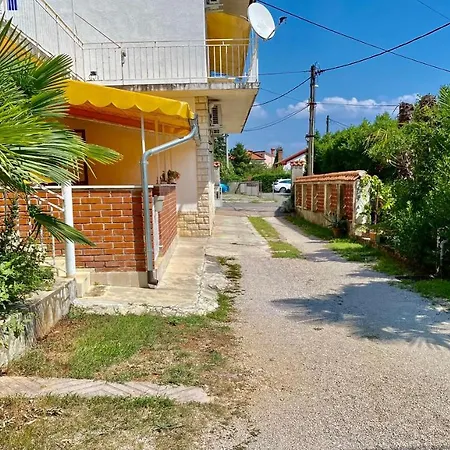 Apartment Free Parking, Wifi, Aircool, Terrace, Living & Bedroom