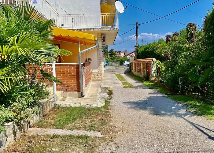 Apartment Orthopedic Center Near With Free Parking, Quite And Privately