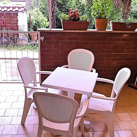 Great Holiday - Cash Pay, Security Parking, Terrace, Wifi, Aircool, Kitchen Апартаменты Ловран