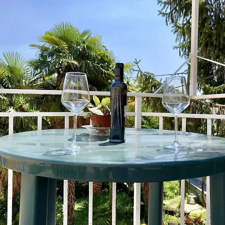 Great Holiday - Cash Pay, Security Parking, Terrace, Wifi, Aircool, Kitchen