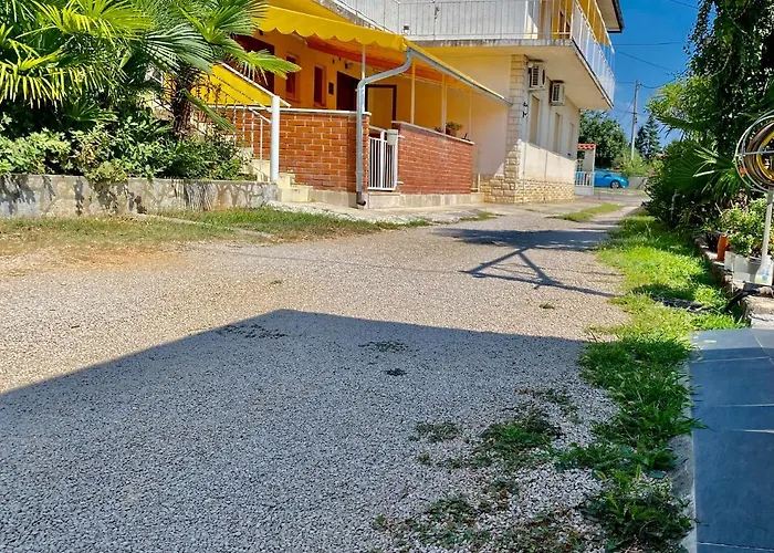 Orthopedic Center Near With Free Parking, Quite And Privately Apartmán *